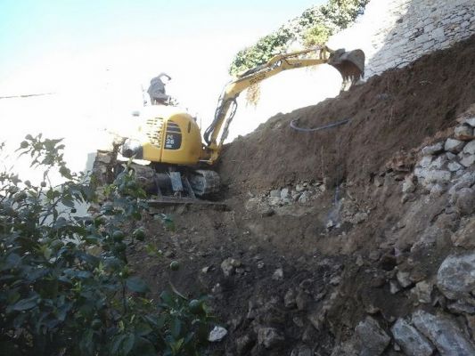 térrassement à la mini pelle pour la réparation d'un vieux mur du chateau féodal d' ollioules en région PACA
